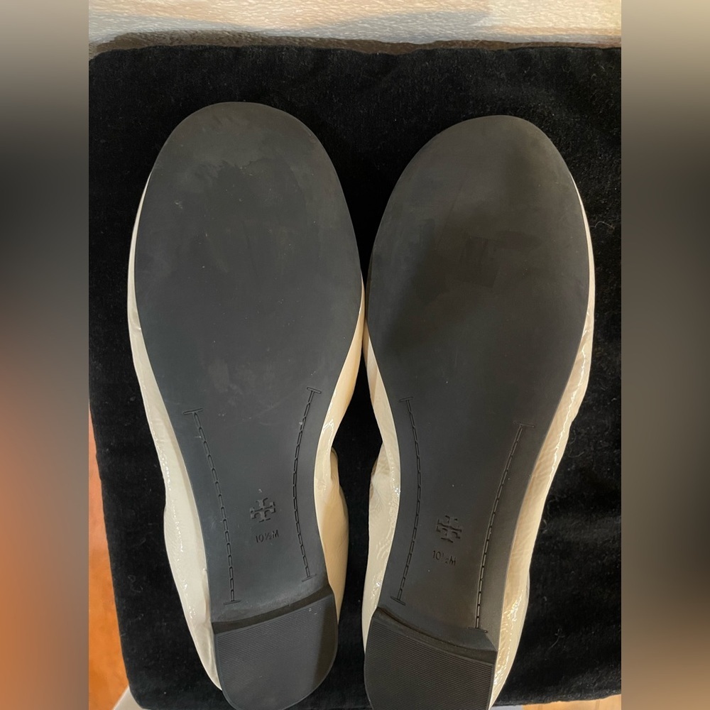 Tory Burch soft scrunch Cream Patent Flats with Black trim crisscross straps - Picture 9 of 11